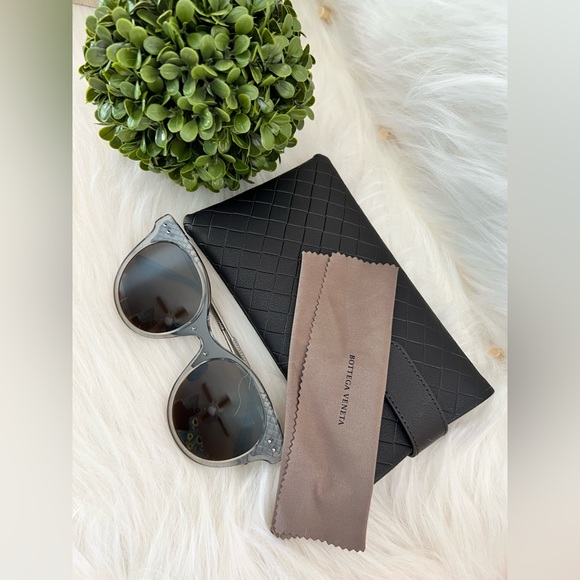 **NWOT** Excellent Bottega Veneta Round Frame, Gunmetal Sunglasses- No Scratches - Picture 2 of 12
